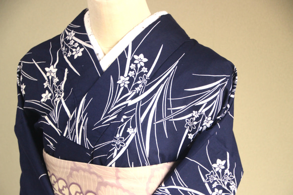 手染め型染　型染浴衣　【濃紺】　可憐な小花柄がクラシカルな雰囲気　裄65ｃｍ　袖長め　木綿 5枚目の画像