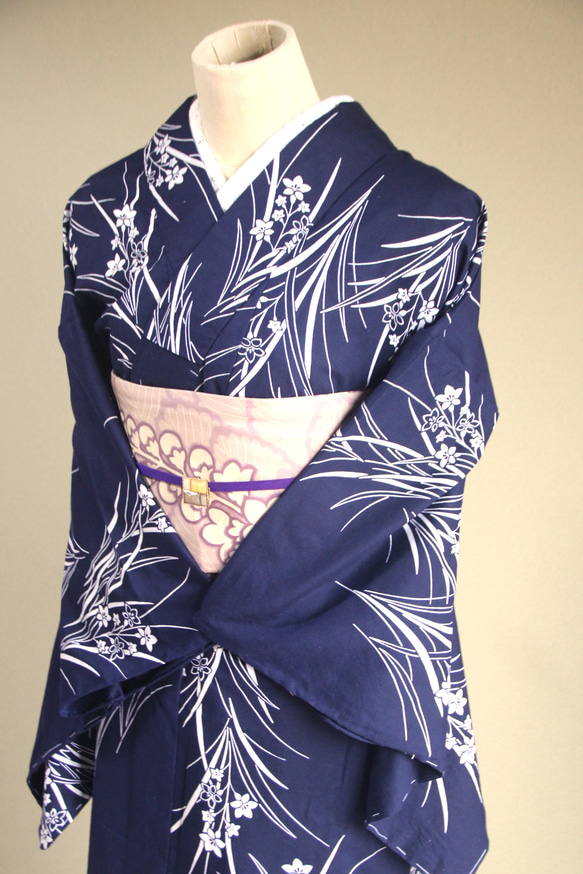 手染め型染　型染浴衣　【濃紺】　可憐な小花柄がクラシカルな雰囲気　裄65ｃｍ　袖長め　木綿 2枚目の画像
