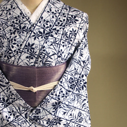 ★アウトレット手染め型染浴衣　【濃紺】白地　静寂な格子に影絵の秋草が涼し気　トールサイズ　裄68ｃｍ　木綿 4枚目の画像