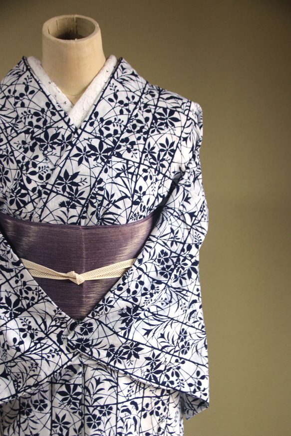 ★アウトレット手染め型染浴衣　【濃紺】白地　静寂な格子に影絵の秋草が涼し気　トールサイズ　裄68ｃｍ　木綿 4枚目の画像