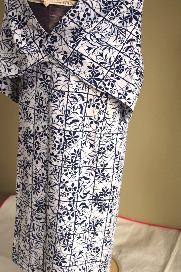 ★アウトレット手染め型染浴衣　【濃紺】白地　静寂な格子に影絵の秋草が涼し気　トールサイズ　裄68ｃｍ　木綿 3枚目の画像