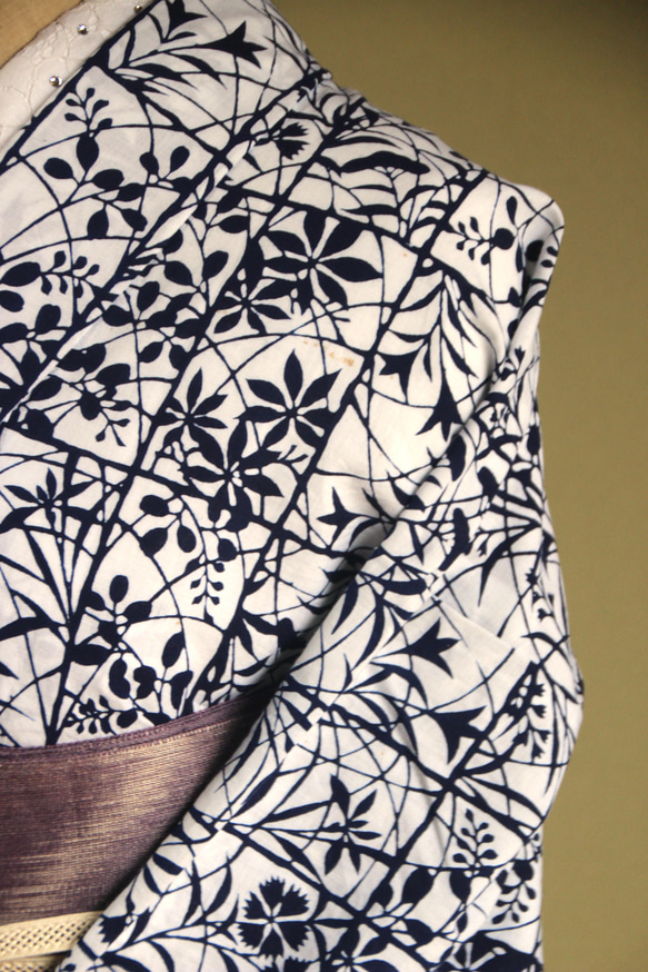 ★アウトレット手染め型染浴衣　【濃紺】白地　静寂な格子に影絵の秋草が涼し気　トールサイズ　裄68ｃｍ　木綿 15枚目の画像