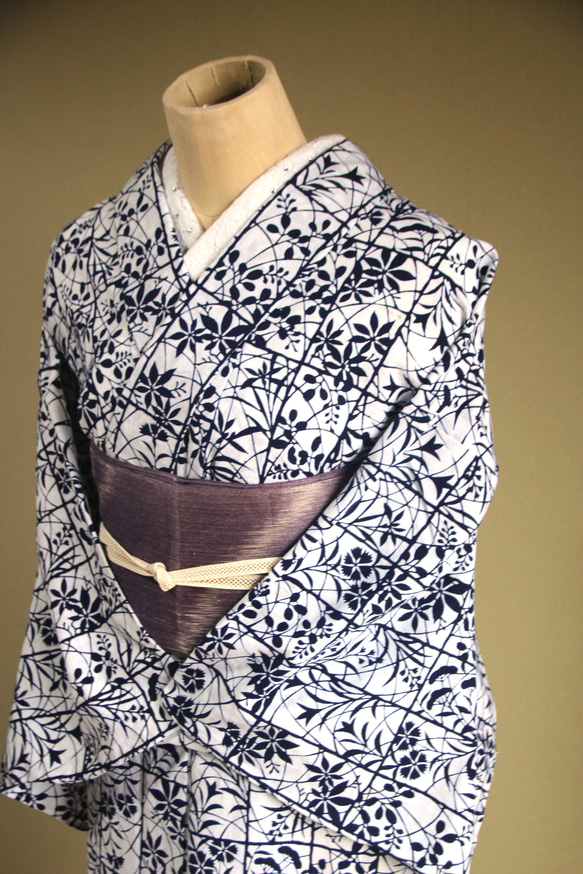 ★アウトレット手染め型染浴衣　【濃紺】白地　静寂な格子に影絵の秋草が涼し気　トールサイズ　裄68ｃｍ　木綿 16枚目の画像