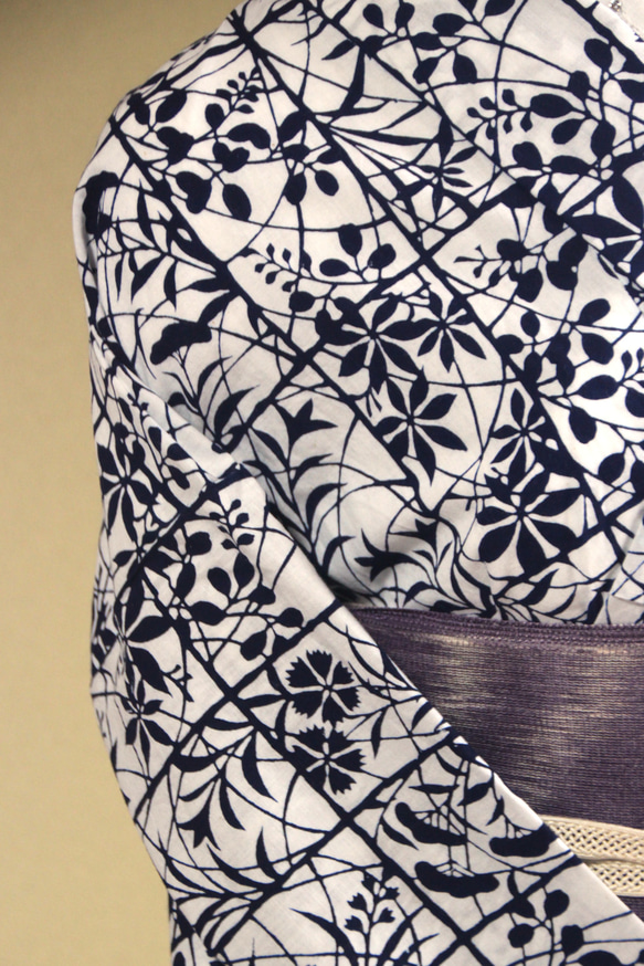 ★アウトレット手染め型染浴衣　【濃紺】白地　静寂な格子に影絵の秋草が涼し気　トールサイズ　裄68ｃｍ　木綿 12枚目の画像