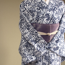 ★アウトレット手染め型染浴衣　【濃紺】白地　静寂な格子に影絵の秋草が涼し気　トールサイズ　裄68ｃｍ　木綿 11枚目の画像