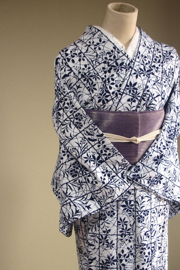 ★アウトレット手染め型染浴衣　【濃紺】白地　静寂な格子に影絵の秋草が涼し気　トールサイズ　裄68ｃｍ　木綿 11枚目の画像