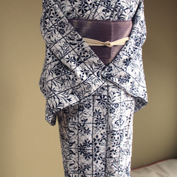 ★アウトレット手染め型染浴衣　【濃紺】白地　静寂な格子に影絵の秋草が涼し気　トールサイズ　裄68ｃｍ　木綿 2枚目の画像