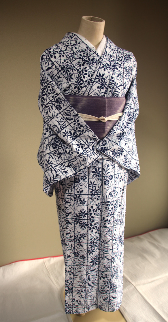 ★アウトレット手染め型染浴衣　【濃紺】白地　静寂な格子に影絵の秋草が涼し気　トールサイズ　裄68ｃｍ　木綿 2枚目の画像