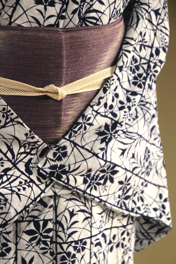 ★アウトレット手染め型染浴衣　【濃紺】白地　静寂な格子に影絵の秋草が涼し気　トールサイズ　裄68ｃｍ　木綿 13枚目の画像