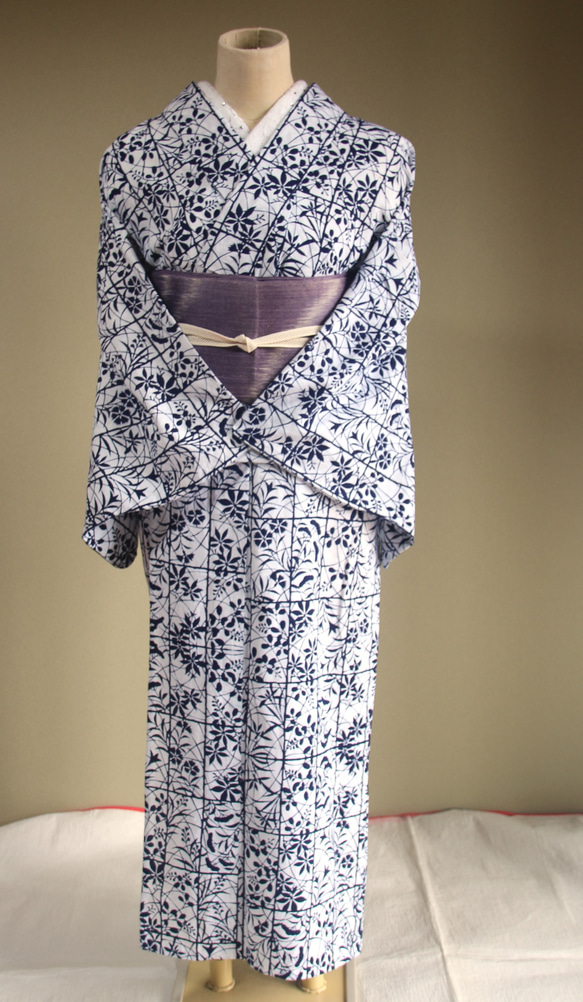 ★アウトレット手染め型染浴衣　【濃紺】白地　静寂な格子に影絵の秋草が涼し気　トールサイズ　裄68ｃｍ　木綿 20枚目の画像