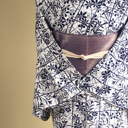 ★アウトレット手染め型染浴衣　【濃紺】白地　静寂な格子に影絵の秋草が涼し気　トールサイズ　裄68ｃｍ　木綿 9枚目の画像