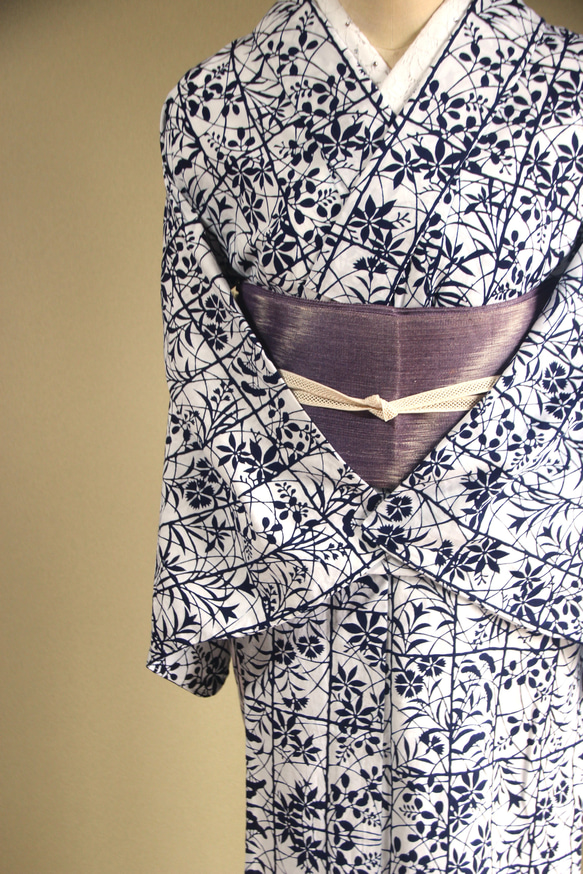 ★アウトレット手染め型染浴衣　【濃紺】白地　静寂な格子に影絵の秋草が涼し気　トールサイズ　裄68ｃｍ　木綿 9枚目の画像