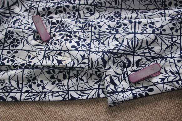 ★アウトレット手染め型染浴衣　【濃紺】白地　静寂な格子に影絵の秋草が涼し気　トールサイズ　裄68ｃｍ　木綿 8枚目の画像