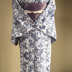 ★アウトレット手染め型染浴衣　【濃紺】白地　静寂な格子に影絵の秋草が涼し気　トールサイズ　裄68ｃｍ　木綿 10枚目の画像