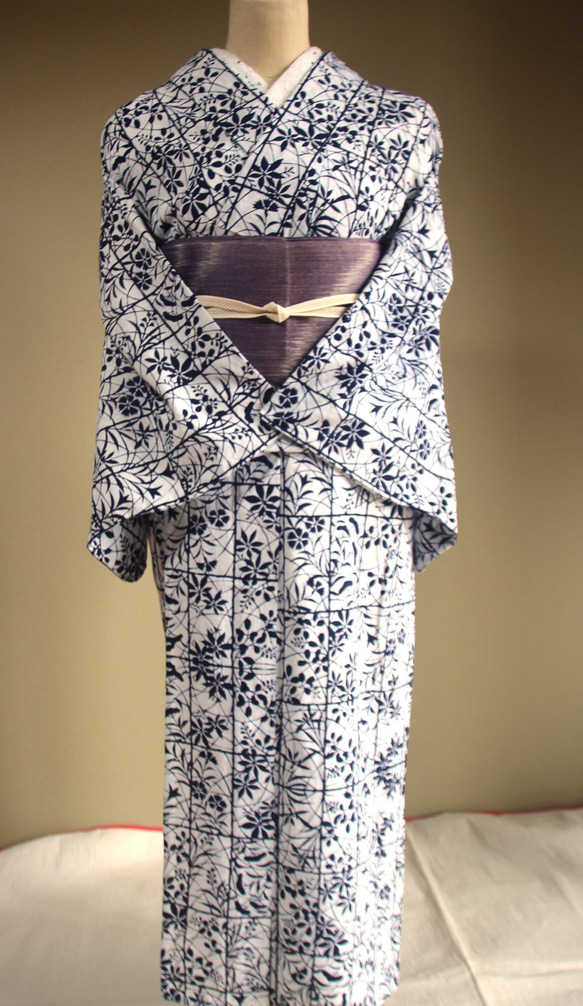 ★アウトレット手染め型染浴衣　【濃紺】白地　静寂な格子に影絵の秋草が涼し気　トールサイズ　裄68ｃｍ　木綿 10枚目の画像