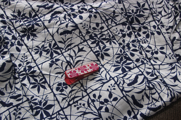 ★アウトレット手染め型染浴衣　【濃紺】白地　静寂な格子に影絵の秋草が涼し気　トールサイズ　裄68ｃｍ　木綿 7枚目の画像