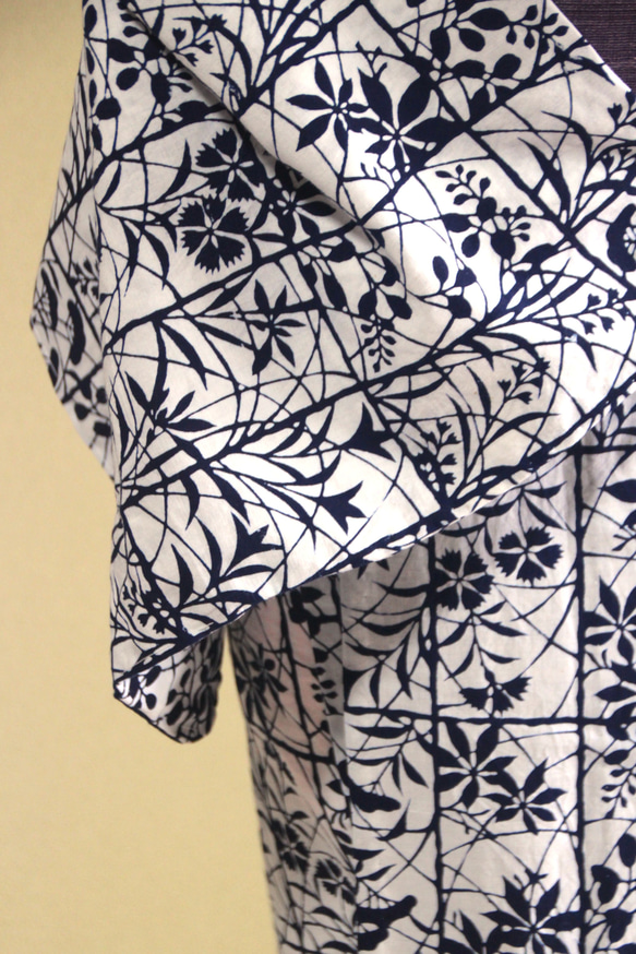 ★アウトレット手染め型染浴衣　【濃紺】白地　静寂な格子に影絵の秋草が涼し気　トールサイズ　裄68ｃｍ　木綿 14枚目の画像