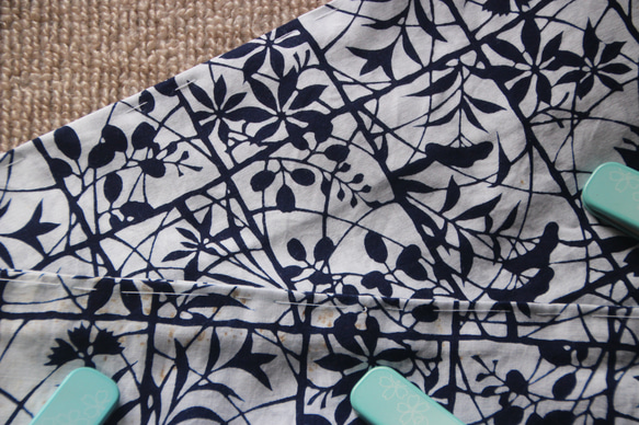 ★アウトレット手染め型染浴衣　【濃紺】白地　静寂な格子に影絵の秋草が涼し気　トールサイズ　裄68ｃｍ　木綿 6枚目の画像