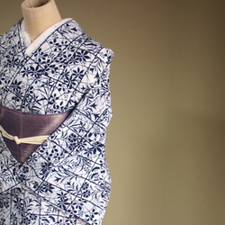 ★アウトレット手染め型染浴衣　【濃紺】白地　静寂な格子に影絵の秋草が涼し気　トールサイズ　裄68ｃｍ　木綿 18枚目の画像