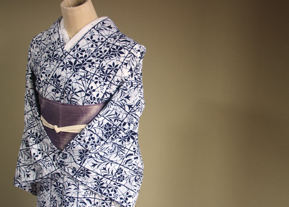 ★アウトレット手染め型染浴衣　【濃紺】白地　静寂な格子に影絵の秋草が涼し気　トールサイズ　裄68ｃｍ　木綿 18枚目の画像