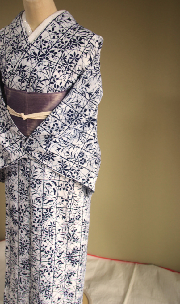 ★アウトレット手染め型染浴衣　【濃紺】白地　静寂な格子に影絵の秋草が涼し気　トールサイズ　裄68ｃｍ　木綿 19枚目の画像