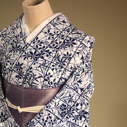 ★アウトレット手染め型染浴衣　【濃紺】白地　静寂な格子に影絵の秋草が涼し気　トールサイズ　裄68ｃｍ　木綿 17枚目の画像