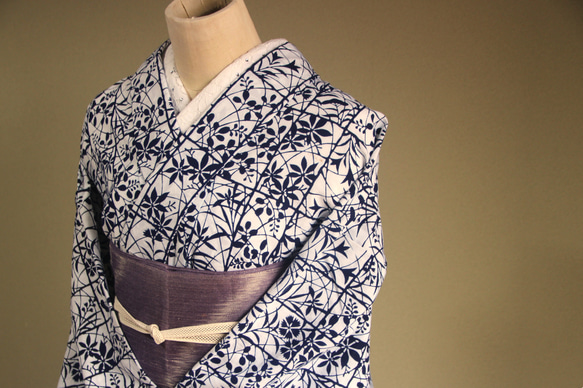 ★アウトレット手染め型染浴衣　【濃紺】白地　静寂な格子に影絵の秋草が涼し気　トールサイズ　裄68ｃｍ　木綿 17枚目の画像