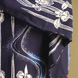 手染め藍染　型染浴衣　【濃紺青】　流水に菖蒲のぼかしが幻想的な雰囲気　トールサイズ袖長め　裄66ｃｍ　総手縫い木綿 10枚目の画像