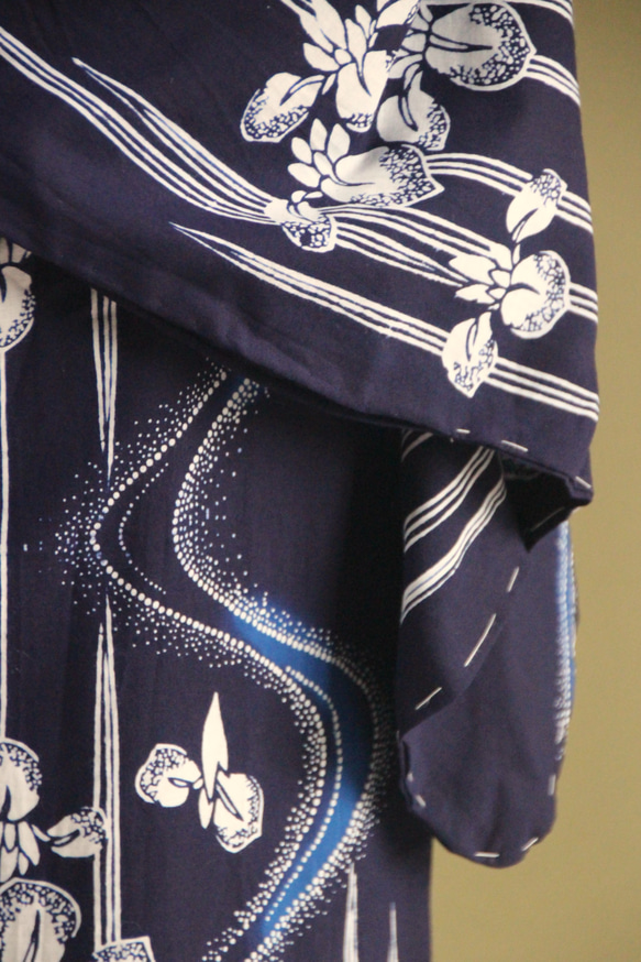 手染め藍染　型染浴衣　【濃紺青】　流水に菖蒲のぼかしが幻想的な雰囲気　トールサイズ袖長め　裄66ｃｍ　総手縫い木綿 10枚目の画像