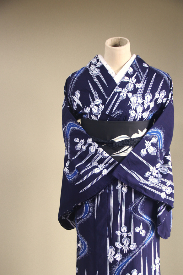手染め藍染　型染浴衣　【濃紺青】　流水に菖蒲のぼかしが幻想的な雰囲気　トールサイズ袖長め　裄66ｃｍ　総手縫い木綿 6枚目の画像