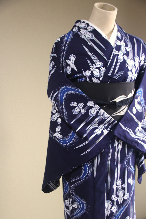 手染め藍染　型染浴衣　【濃紺青】　流水に菖蒲のぼかしが幻想的な雰囲気　トールサイズ袖長め　裄66ｃｍ　総手縫い木綿 5枚目の画像