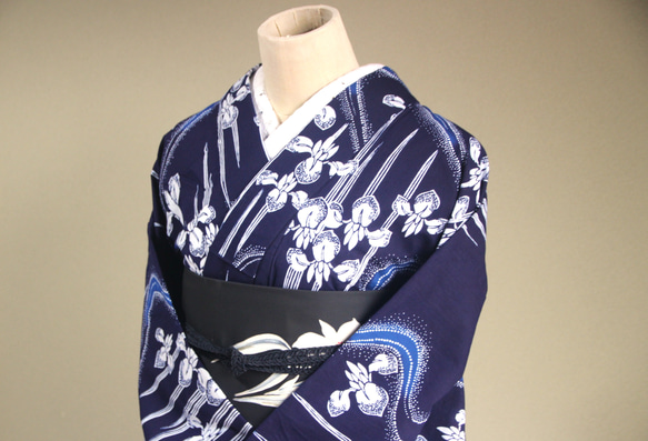 手染め藍染　型染浴衣　【濃紺青】　流水に菖蒲のぼかしが幻想的な雰囲気　トールサイズ袖長め　裄66ｃｍ　総手縫い木綿 3枚目の画像