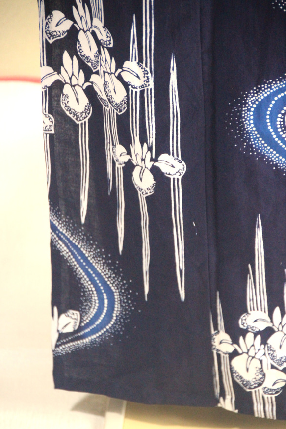 手染め藍染　型染浴衣　【濃紺青】　流水に菖蒲のぼかしが幻想的な雰囲気　トールサイズ袖長め　裄66ｃｍ　総手縫い木綿 11枚目の画像