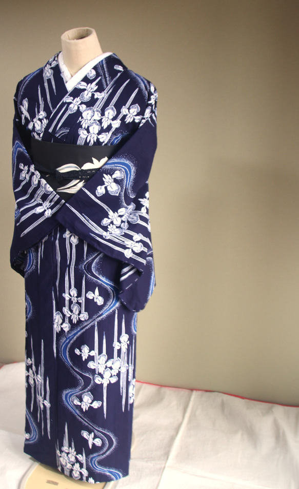 手染め藍染　型染浴衣　【濃紺青】　流水に菖蒲のぼかしが幻想的な雰囲気　トールサイズ袖長め　裄66ｃｍ　総手縫い木綿 15枚目の画像