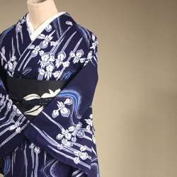 手染め藍染　型染浴衣　【濃紺青】　流水に菖蒲のぼかしが幻想的な雰囲気　トールサイズ袖長め　裄66ｃｍ　総手縫い木綿 4枚目の画像