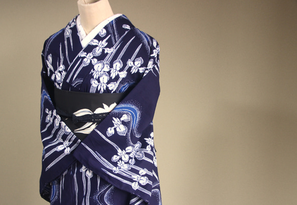 手染め藍染　型染浴衣　【濃紺青】　流水に菖蒲のぼかしが幻想的な雰囲気　トールサイズ袖長め　裄66ｃｍ　総手縫い木綿 4枚目の画像