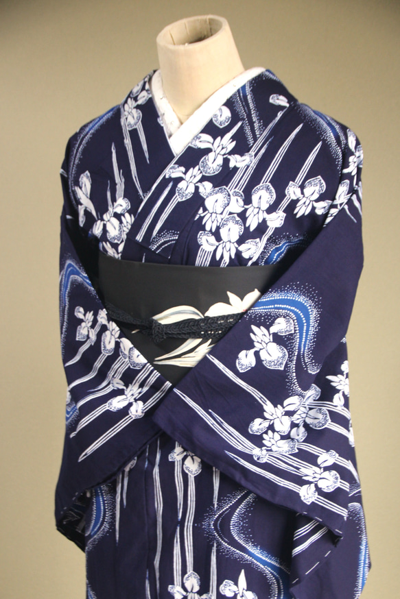 手染め藍染　型染浴衣　【濃紺青】　流水に菖蒲のぼかしが幻想的な雰囲気　トールサイズ袖長め　裄66ｃｍ　総手縫い木綿 1枚目の画像