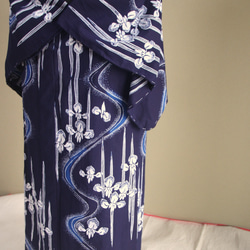 手染め藍染　型染浴衣　【濃紺青】　流水に菖蒲のぼかしが幻想的な雰囲気　トールサイズ袖長め　裄66ｃｍ　総手縫い木綿 2枚目の画像