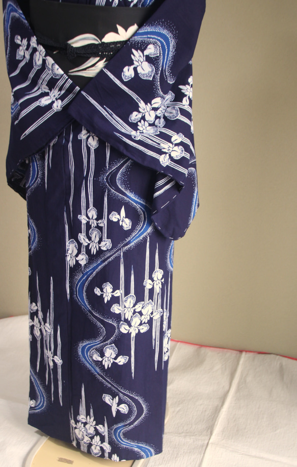 手染め藍染　型染浴衣　【濃紺青】　流水に菖蒲のぼかしが幻想的な雰囲気　トールサイズ袖長め　裄66ｃｍ　総手縫い木綿 2枚目の画像