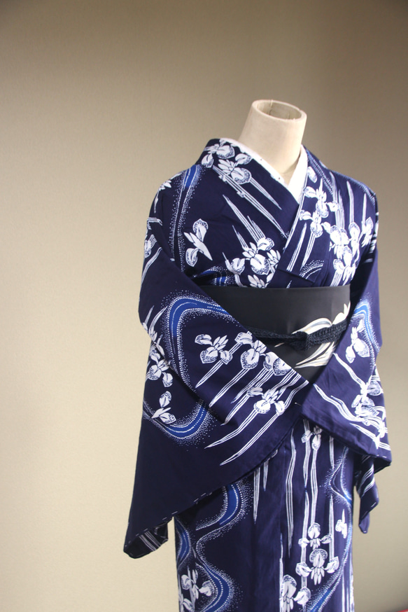手染め藍染　型染浴衣　【濃紺青】　流水に菖蒲のぼかしが幻想的な雰囲気　トールサイズ袖長め　裄66ｃｍ　総手縫い木綿 13枚目の画像