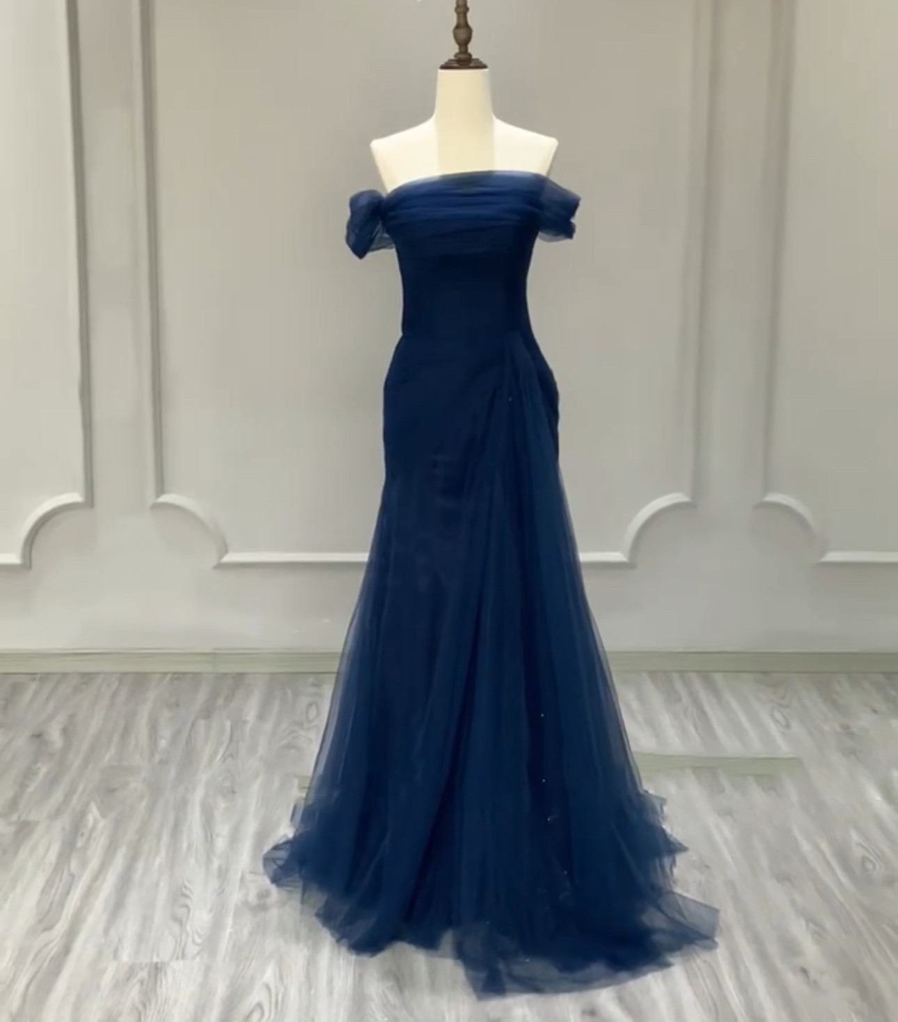 見逃さない　優雅　カラードレス　ネイビー　ふわふわチュール　スレンダーライン　非対称　お色直し　オフショルダー前撮り花嫁
