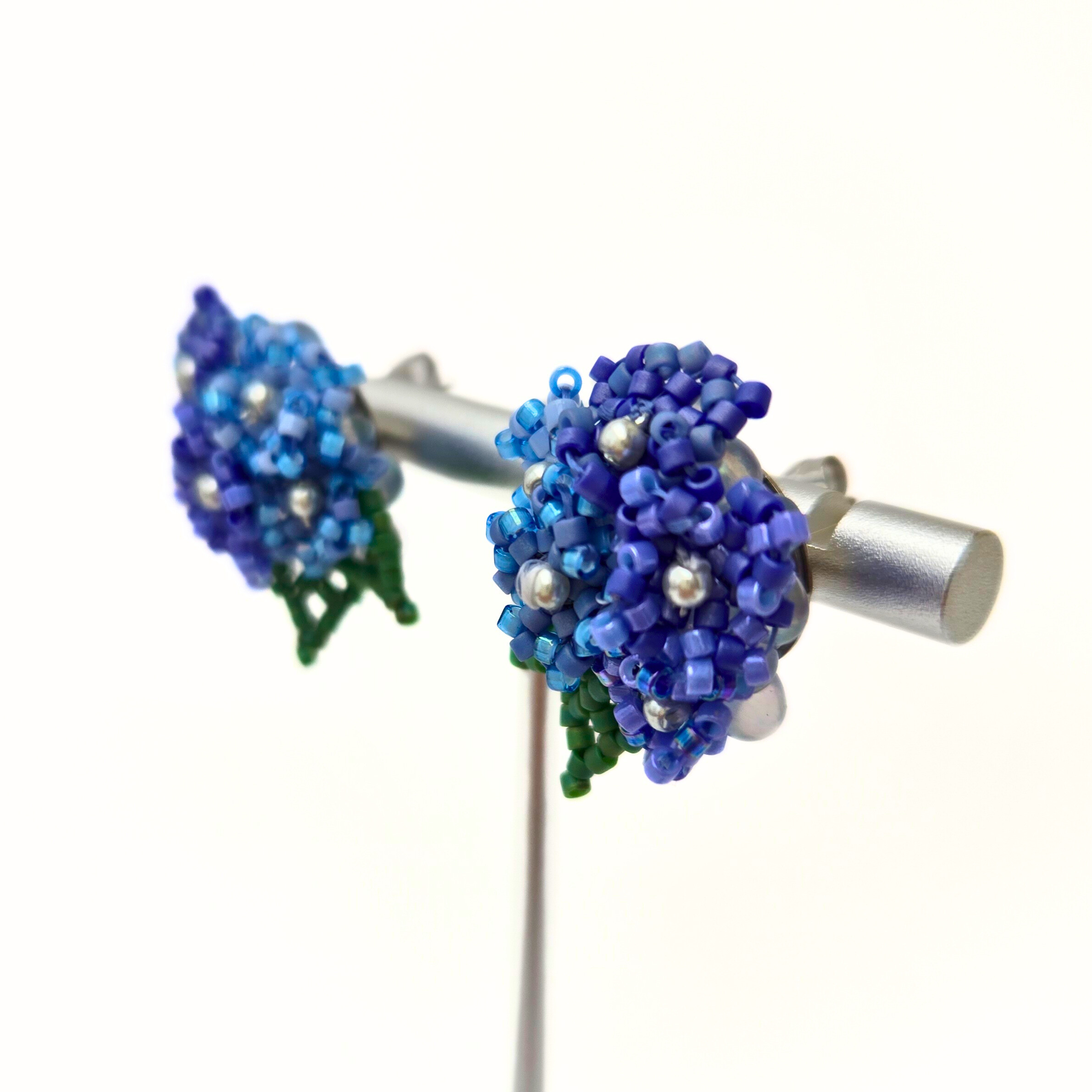 梅雨の空にひとしずくの華やぎを！紫陽花のピアス 金属アレルギー対応