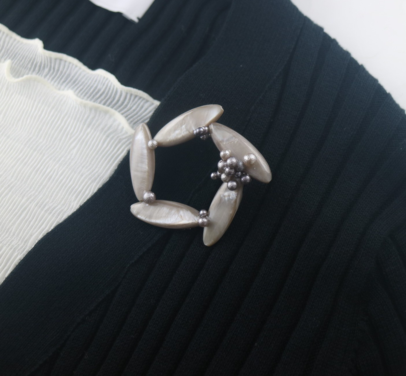 グレージュ【シェル】のサークルブローチ