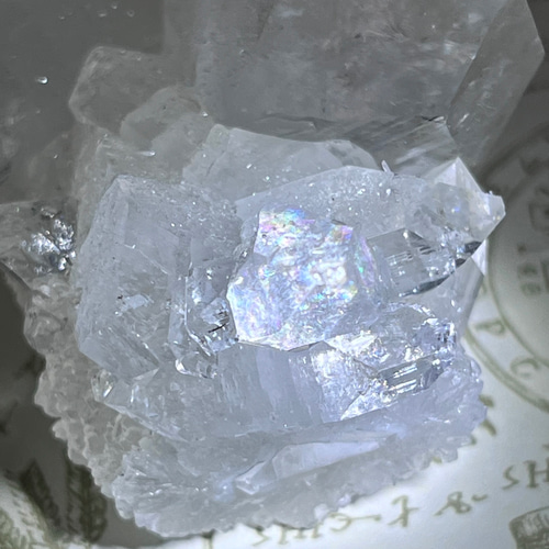 カルセドニー共生　天使の水晶　レインボー　アポフィライト　原石　クラスター カルセドニー共生 天使の水晶 レインボー アポフィライト 原石