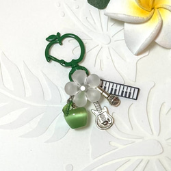 青リンゴ キーホルダー お花付き キャッツアイ 天然石カラビナ 楽器
