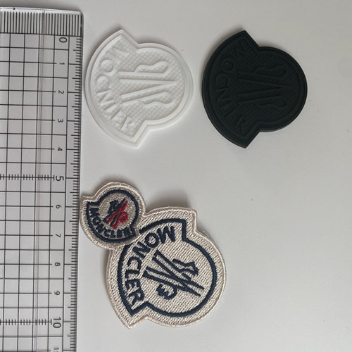 【モンクレール】刺繍ワッペンのみ リペア用　2枚 確実正規】MONCLER モンクレール ワッペン 正規品 リペア用 - メルカリ