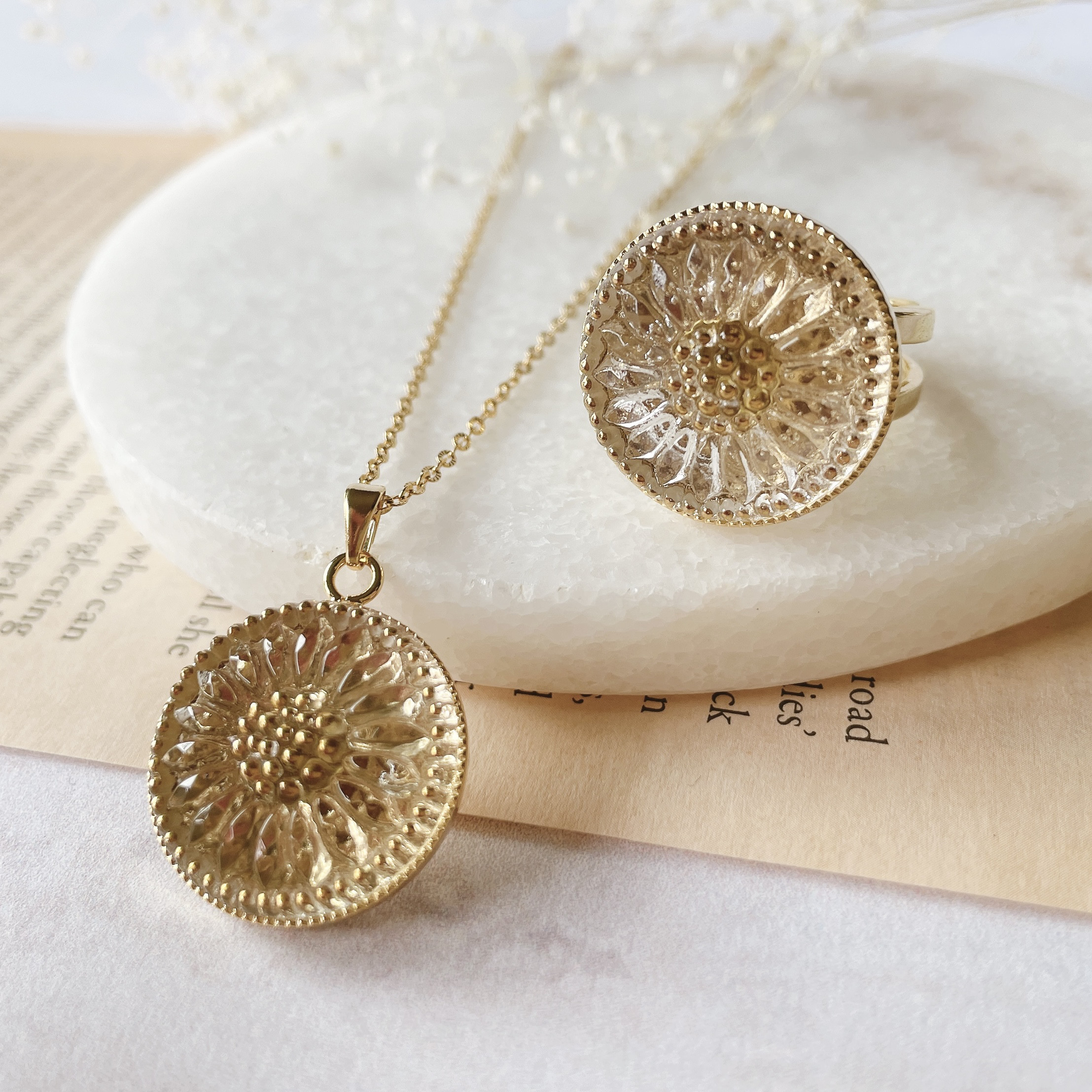 チェコガラスボタンクリアフラワーのネックレスとリングのセット　サージカルステンレス　スライドボール