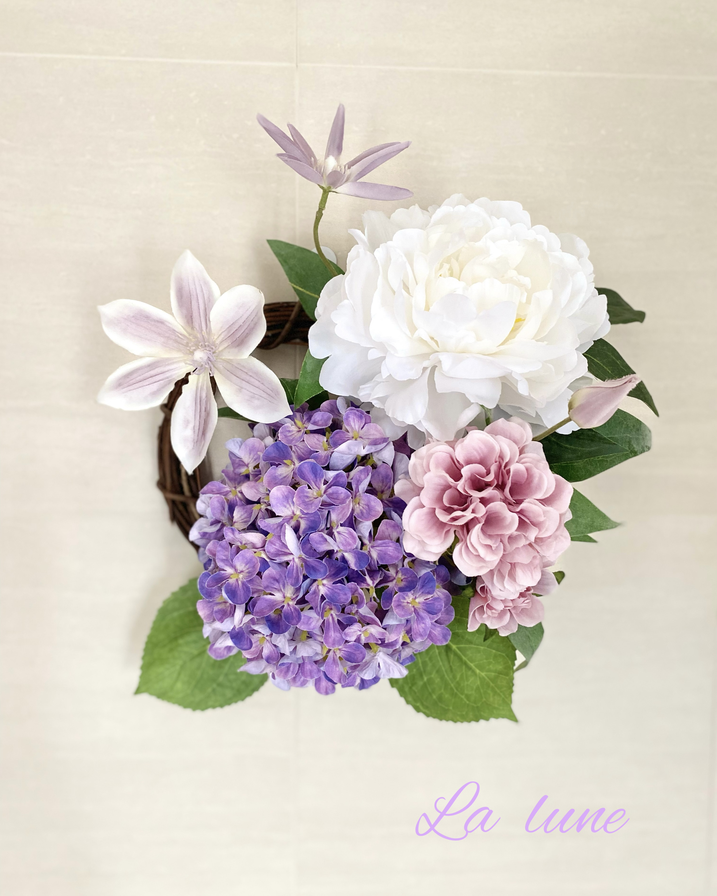 大輪パープルアジサイ・クレマチス・ピオニー・ダリアのリース　〜涼を感じる優美なデザイン〜