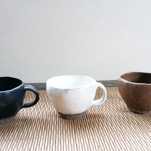 須恵器・手びねりコーヒーカップ（小）・白・黒・ブラウン マグカップ