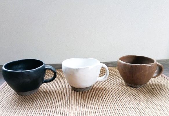 須恵器・手びねりコーヒーカップ（小）・白・黒・ブラウン マグカップ